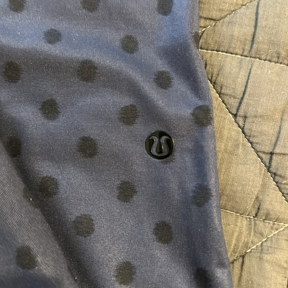 Lululemon polka dot pants. Dark blue with black dots and a pink tie at the waist - Picture 2 of 4
